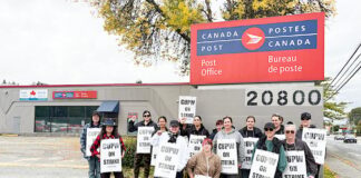 Striking B.C. postal workers hopeful meeting with minister will spark movement